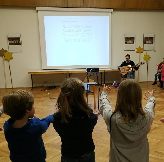 Beim Vorbereitungstreffen im Advent wurden schon einmal die Lieder geprobt.