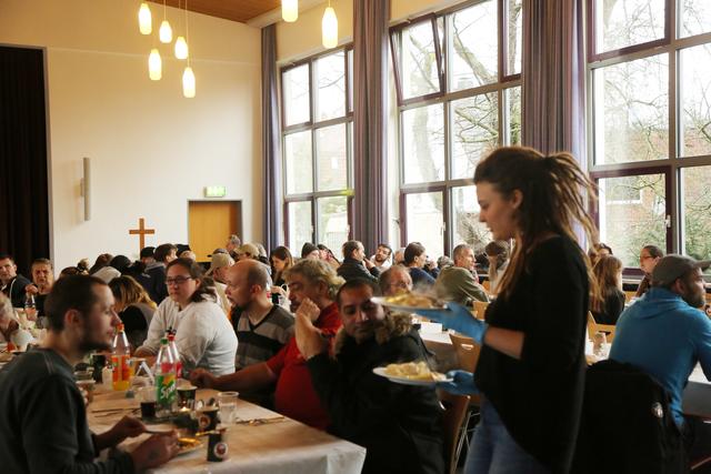 Ehrenamtliche Helfer versorgten die Gäste mit einem leckeren Weihnachtsmenü.
