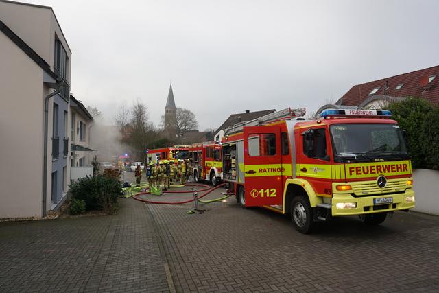 Die Einsatzkräfte der Ratinger Feuerwehr hatten das Feuer in einem Mehrfamilienhaus in Homberg schnell unter Kontrolle.