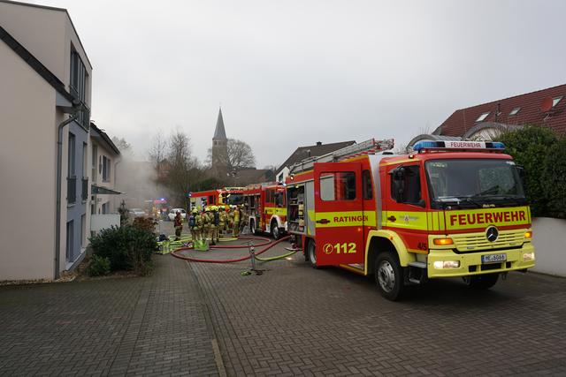 Die Einsatzkräfte der Ratinger Feuerwehr hatten das Feuer in einem Mehrfamilienhaus in Homberg schnell unter Kontrolle. | Foto: Feuerwehr Ratingen