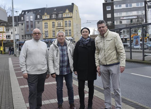 Reinhard Mokanski, Roland Gase (Bogasero), Michaela Dittmann und Marco Ostermann (beide Derpart Reisebüro) sprachen sich gegen den verkehrsfreien Bebel-Platz aus. Foto: Peter Mohr