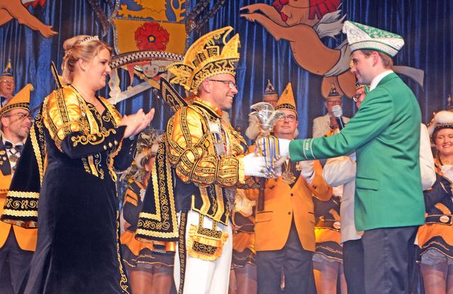  Foto zu Johannes V. und Julia I. in der Sporthalle gekrönt - Hier die ersten 