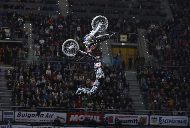 Atemberaubende Sprüge zeigt beim Supercross Luc Ackermann.