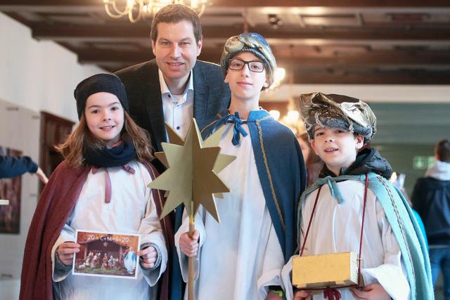 Unterwegs für Kinder in Not: Sternsinger Deborah (11), Robin (11) und Elias (9) (v.l.n.r.) mit Oberbürgermeister Thomas Eiskirch.