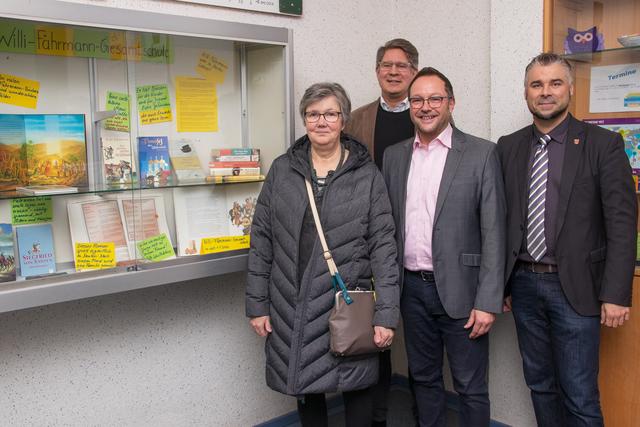 Vor der Vitrine mit Willi-Fährmann Büchern. von links: Ludgera Fährmann-Koch, Frank Pieper, Thomas Görtz und Heiko Schmidt