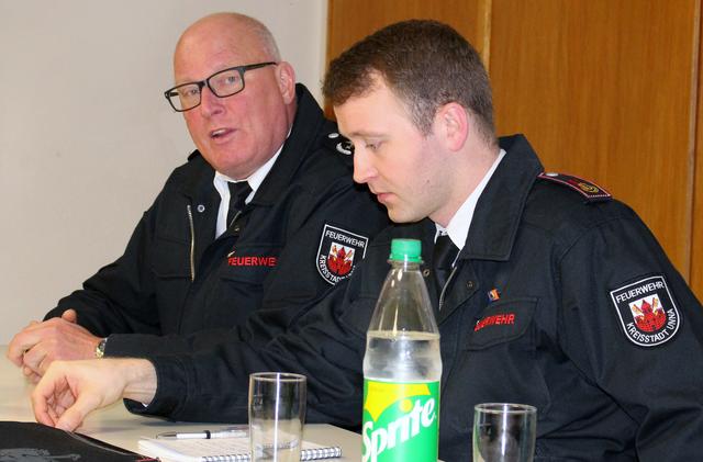 Foto © Jürgen Thoms -  Aus der Serie: Mitgliederversammlung der Jugendfeuerwehr  der Kreisstadt  Unna - Gruppe West -  2020  der stellv.   Wehrleiter Michael Hartmann und Stadtjugendfeuerwehrwart Patrick Schüssler
