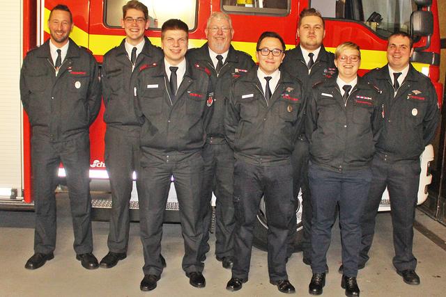 Foto © Jürgen Thoms -  Aus der Serie: Mitgliedervesammlung der Jugendfeuerwehr  der Kreisstadt  Unna - Gruppe West -  2020 - Jugendwart Bernd Tepe,  stellv. Jugendwartin Kathrin Köhler und Betreuer freuen sich auf neue Mitglieder für die Jugendfeuerwehr
