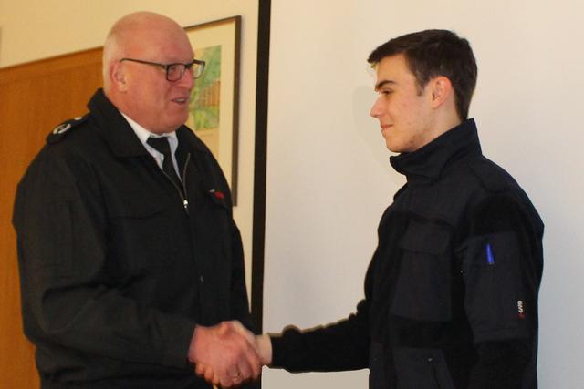 Foto © Jürgen Thoms -  Aus der Serie: Mitgliederversammlung der Jugendfeuerwehr  der Kreisstadt  Unna - Gruppe West -  2020 - stellv. Wehrleiter  Michael Hartmaan verabschiedet Daniel Schmidt, der aus der Jugendfeuerwehr in die Löschgruppe  Königsborn wechselt 
