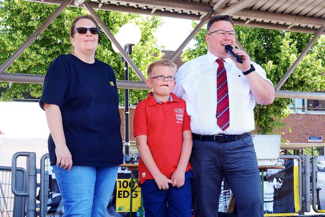 IEV-Vorsitzende Heike Fecke, Lucas und Evings Bezirksbürgermeister Oliver Stens bei der Festeröffnung 2019.