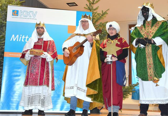 Kamen „überraschend“ auf die Bühne: die Sternsinger.