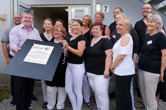 Feierlich eröffnet wurde die Naturheilpraxis ohne Grenzen mit Peter Renzel (2.von links) und Heike Goebel (4. von rechts) und ihrem gesamten Team. Seitdem hat sich einiges getan.