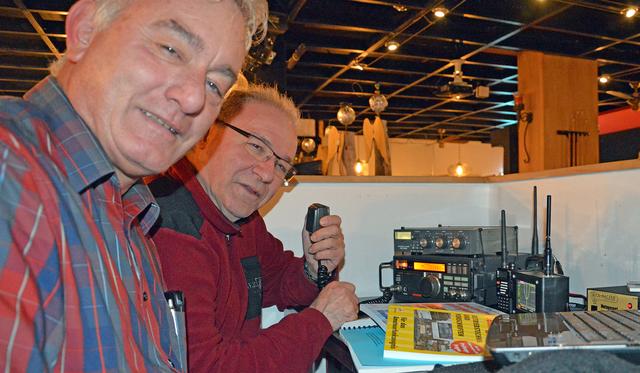Frank Dellenbusch (rechts) und Heinrich Klaff sind im DARC-Ortsverband Langenberg die Ansprechpartner, wenn es um den Lehrgang zum Amateurfunker geht.