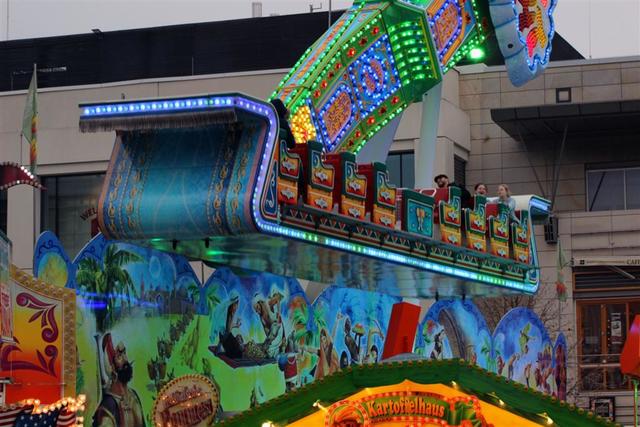 Februar 2019:

Der Hagener Karneval bekommt eine neue Attraktion: Erstmals wird auf dem Friedrich-Ebert-Platz eine Karnevalskirmes aufgebaut, die sofort von Kostümfans und Nicht-Karnevalisten gleichermaßen angenommen wird. 
 | Foto: Patrick Jost