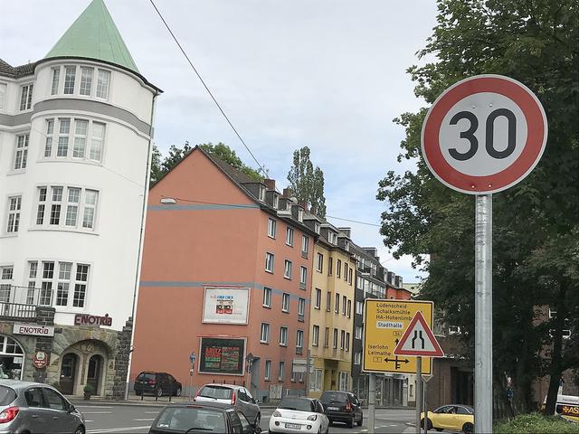 Oktober 2019: 
Umstritten sind die Blitzer-Knöllchen, die in der Finanzamtsschlucht gemacht werden. In beiden Fahrtrichtungen gilt jetzt Tempo 30. Aber ist die Beschilderung auch so, dass der Autofahrer die Beschränkung klar zuordnen kann? 
 | Foto: Archiv