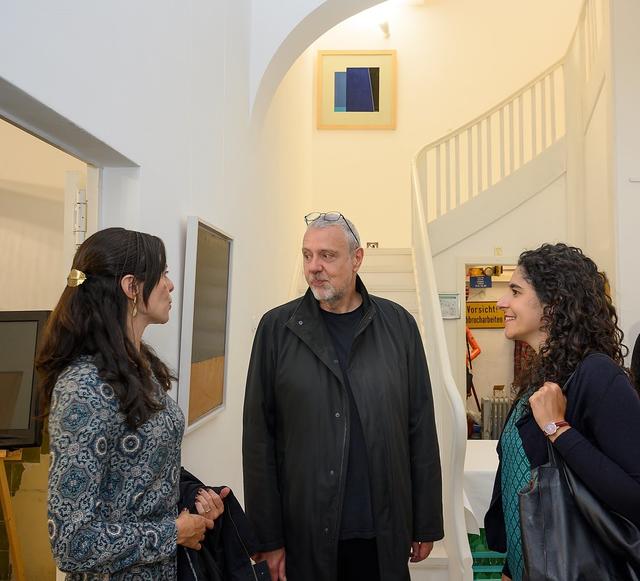 Klaus Wiesel im Gespräch mit Besuchern in der RUHR GALLERY MÜLHEIM