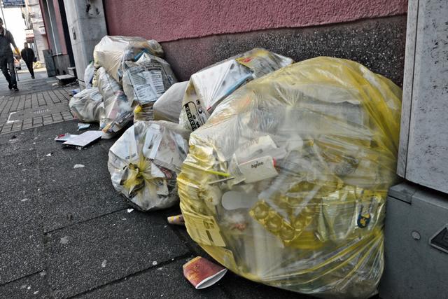 Januar 2019: 
Die Beschwerden im EN-Kreis türmen sich. Die Firma AHE kommt mit der Abfuhr der Gelben Säcke nicht hinterher. Bei starkem Wind platzen die dünnen Säcke auf, wirbeln durch die Luft und verstreuen ihren Inhalt kreuz und quer durch die Straßen und Gärten.

 | Foto: Archiv