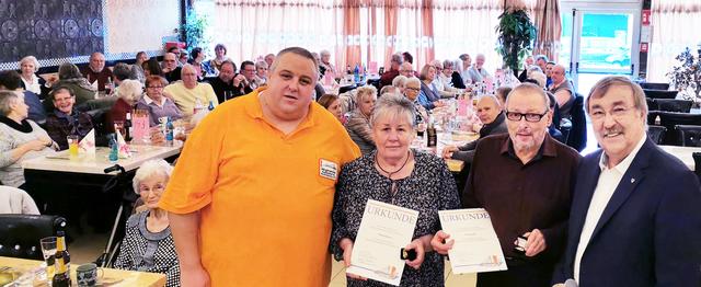 Beim Neujahrsempfang des Bürgervereins Kaßlerfeld und Neuenkamp wurden Ursula Lemmen und Peter Simon vom 1. Vorsitzenden Sascha Westerhoven (links) und Bürgermeister Manfred Osenger (rechts) mit der Ehrenmedaille in Gold ausgezeichnet.