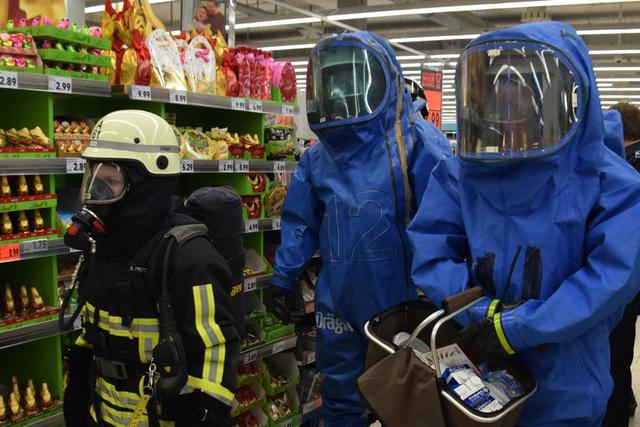 April 2019:
Große Überraschung bei den Kunden im Ruhrtal-Center. Im Rahmen einer Übung kaufen Feuerwehrleute im komplaten ABC-Anzug im Supermarkt ein. 
 | Foto: Archiv