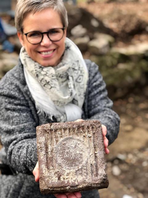 September 2019:
Mit rund 2.000 Besuchern zählt der Tag des offenen Denkmals einen Rekordbesuch. Ein trauriger Aspekt des Tages ereignet sich am Hohenhof: Während einer Führung über das Außengelände verschwindet ein historischer Ziegelstein. 
 | Foto: Archiv