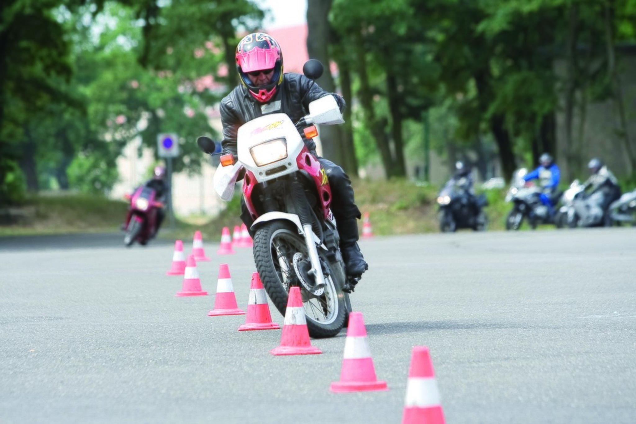 Er sucht sie zum motorradfahren