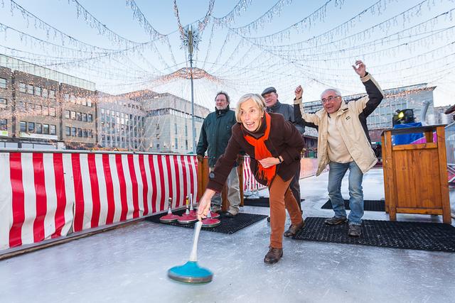Brigitte und Walter Luh mit Freunden beim Eisstockschießen. Eine Riesengaudi.