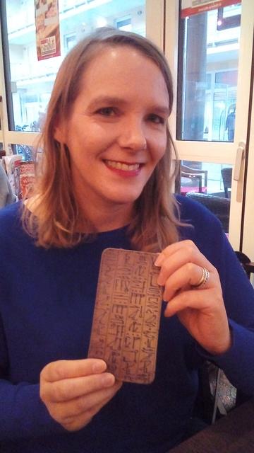 Auch Carina Felskes Handyhülle ist natürlich im "Ägypten-Style".