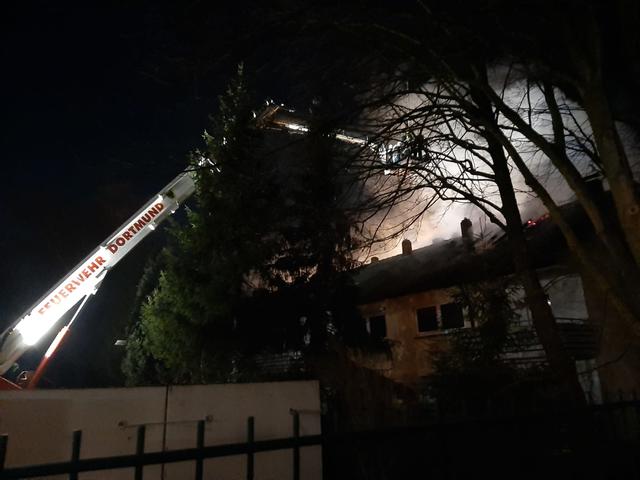 Auch der Telekopmast kam zur Brandbekämpfung zum Einsatz.