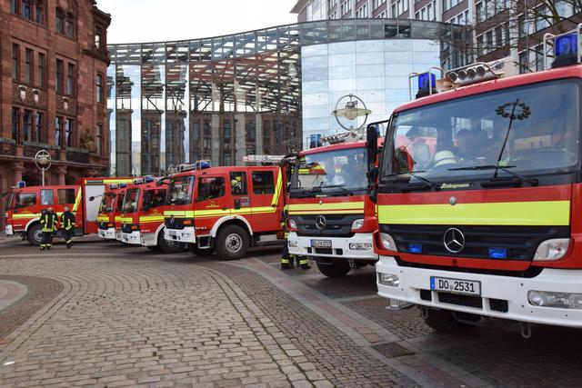 Zahlreiche Einsatzfahrzeuge stehen am Feiedensplatz bereit.