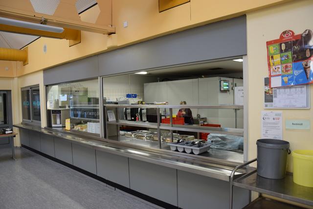 In der Küche der Gesamtschule werden die Evakuierten mit drei Nudelgerichten und heißer Kartoffelsuppe versorgt. 