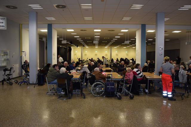 Während die Experten die Kriegsbomben entschärfen, warten evakuierte Bewohner darauf, dass sie wieder nach Hause können. 