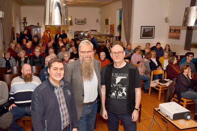 Ende November 2019 hatten (v.l.n.r.) Filmemacher Uwe Koslowski, sein Berater Horst Delkus und Auftraggeber Matthias Hüppe von der Siedlergemeinschaft eine erfolgreiche Filmpremiere im Saal des Lokals "Alte Post"