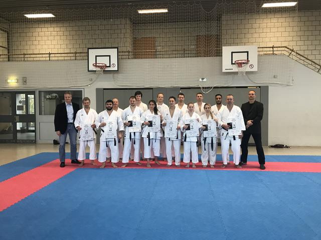 Im Krayer RuhrDojo freut man sich über die bestandenen Karate-Danprüfungen der RuhrDojo-Karateka 2019.
Fotos: RuhrDojo