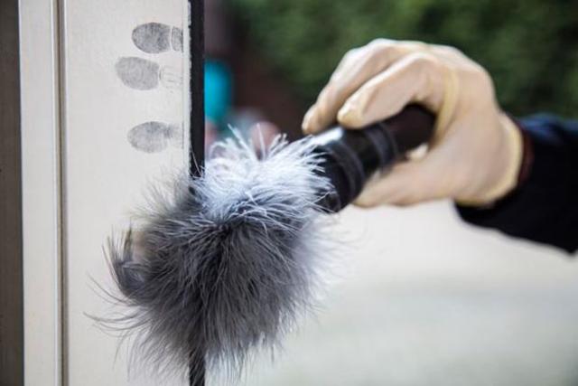 Die Täter hebelten ein Fenster auf und stiegen in die Wohnung ein.