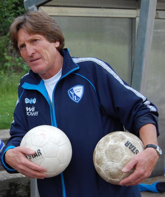 VfL-Legende Michael "Ata" Lameck führt als Teamchef die VfL-Traditionself durch das Turnier.