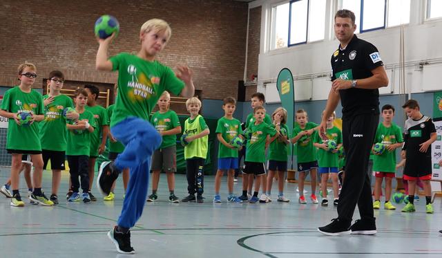 Tipps und Tricks für die richtige Wurftechnik gibt es beim AOK Star-Training direkt vom DHB-Bundestrainer Christian Prokop.