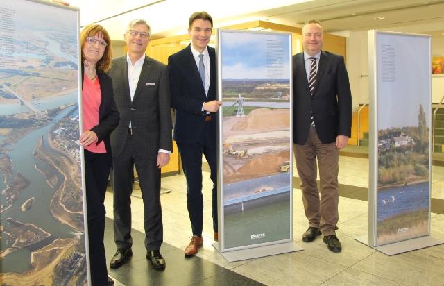 Sie eröffneten zusammen die Ausstellung in der Sparkasse: v.li. Jutta Kuhn, Helmut Kanter, Prof. Dr. Ulrich Paetzel und Boto Klimpel. 