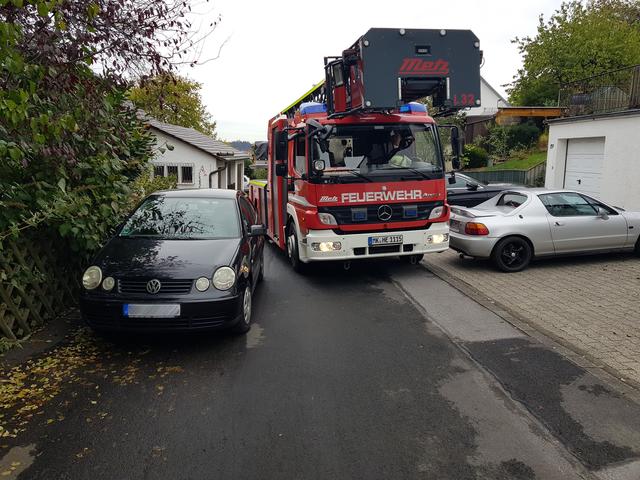 Durch falsch bzw. unüberlegt geparkte Fahrzeuge kommt es für die Feuerwehr bei der Anfahrt zum Einsatzort immer wieder zu heiklen Situationen. Foto: Feuerwehr Hemer