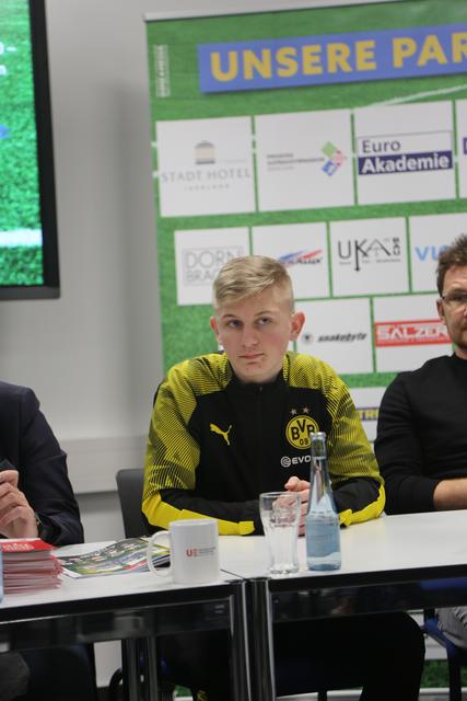 Emil Metz, Schüler am MGI, steht bei dem Turnier im Tor von Borussia Dortmund.