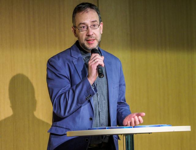 Pfarrer Oliver Ruoß warb für das Seminar „Auf Schatzsuche“ mit der Frage: „Wie kann man christlichen Glauben im 21. Jahrhundert leben?“
Foto: Debus-Gohl
