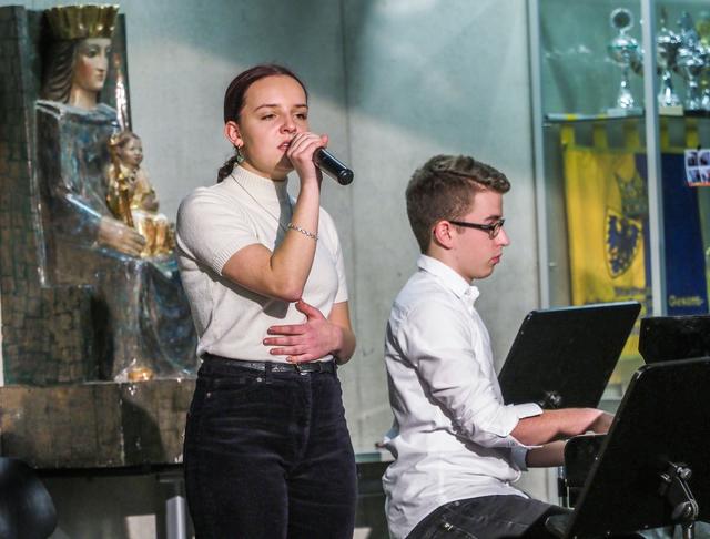 Musikalisch umrahmt wurde der Abend von Sängerin Lena und Moritz am Piano.
Foto: Debus-Gohl
