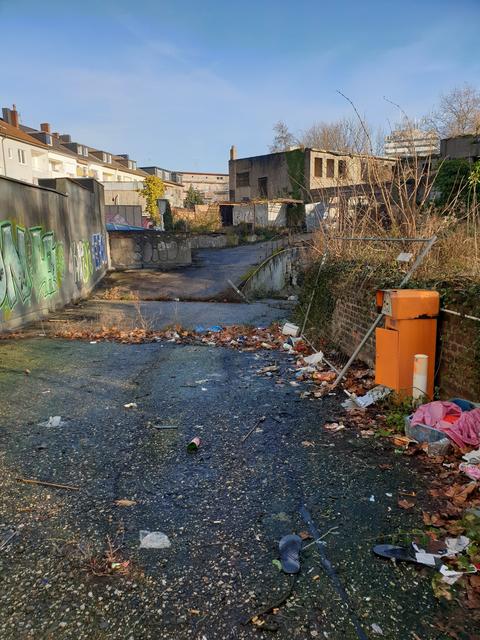 Eingezäunte Schandflecke.