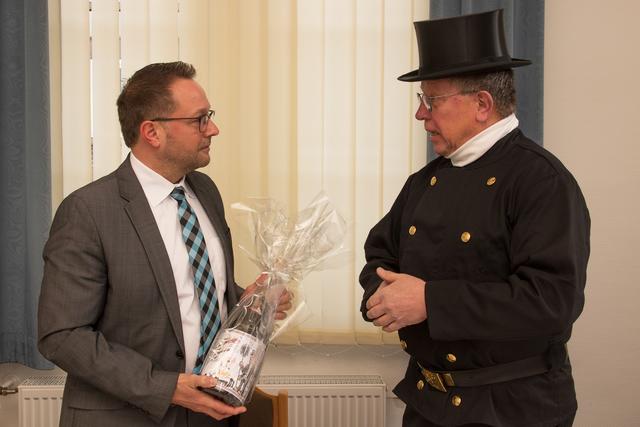 "Die Flasche Sekt spendiere ich, wie jedes Jahr, an Weiberfastnacht den Möhnen", so Bürgermeister Thomas Görtz, nachdem er die Flasche von Bezirksschornsteinfegermeister Josef van Nahmen erhalten hat.