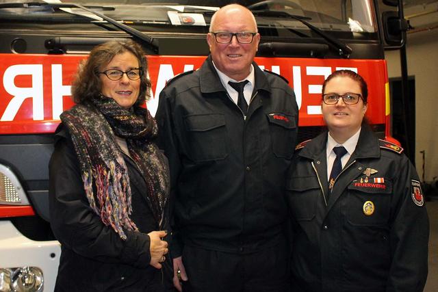 Foto © Jürgen Thoms -  Aus der Serie: Jahresdienstbesprechung der Jugendfeuerwehr Unna-Ost -  stellv. Bürgermeisterin Renate Nick, stellv. Wehrleiter  Michael Hartmann und Jugendwartin Kathrin Kostrzewski  