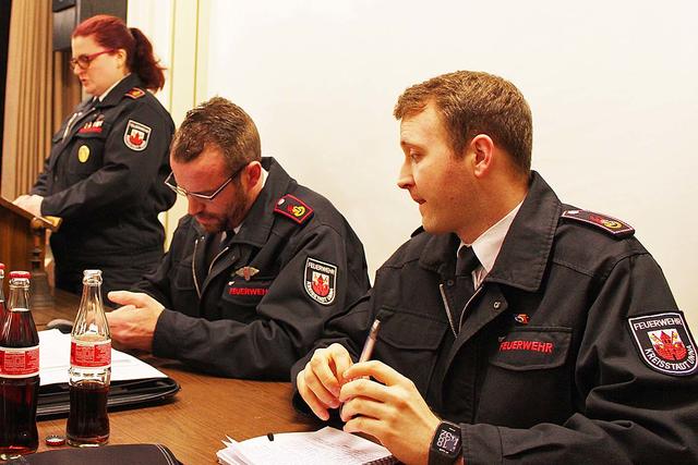 Foto  © Jürgen Thoms -  Aus der Serie: Jahresdienstbesprechung der Jugendfeuerwehr Unna-Ost -   Jugendwartin  Kathrin Kostrzewski, stellv. Jugendwart Christian Koch und Stadtugendwart Patrick Schüssler 