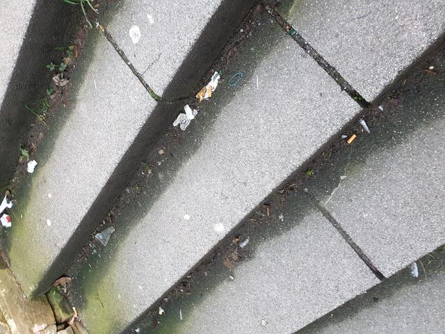 Hier liegt Bares.
Kippen wegwerfen kostet????