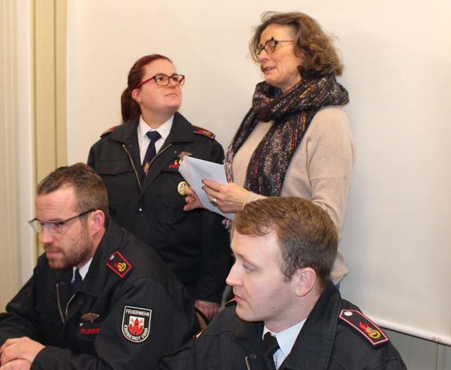Foto © Jürgen Thoms -  Aus der Serie: Jahresdienstbesprechung der Jugendfeuerwehr Unna-Ost -   Jugendwartin  Kathrin Kostrzewski, stellv. Bürgermeisterin Renate Nick, stellv. Jugendwart Christian Koch und Stadtugendwart Patrick Schüssler 