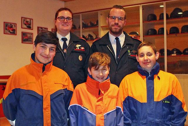 Foto © Jürgen Thoms -  Aus der Serie: Jahresdienstbesprechung der Jugendfeuerwehr Unna-Ost -   Der neu gewählte Jugendausschuss Kassierer: Finn Schreiber und die Gruppensprecher: Tim Scharnhorst, Louis Bartmann 