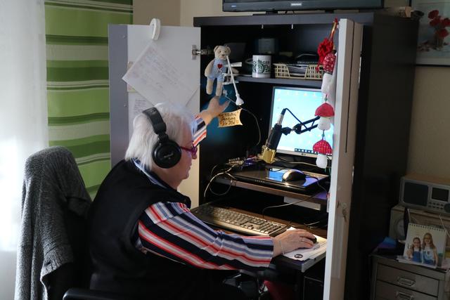 Vom kleinen Schrankstudio im Wohnzimmer aus geht "Studio Drüpplingsen" auf Sendung. | Foto: Goor-Schotten