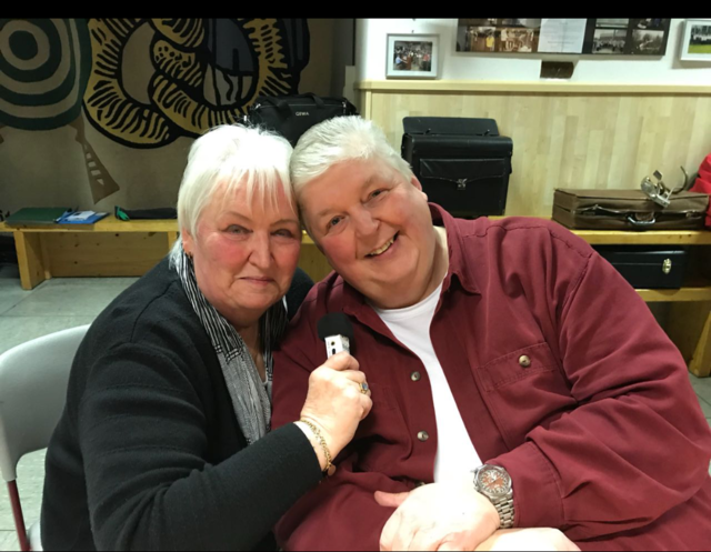 Das Mikrophon ist immer dabei: Konzertbesuche und Events nutzt die 74-Jährige oft für ein Interview, hier mit einem der Wildecker Herzbuben. Foto: privat