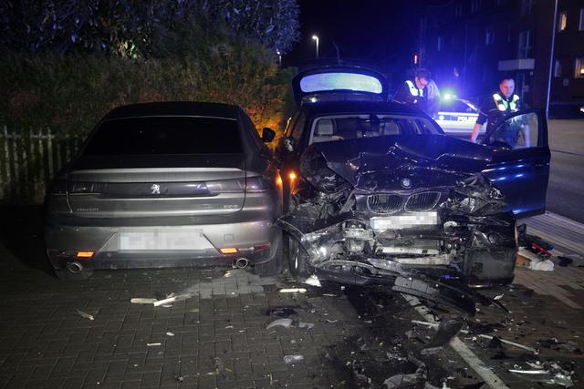 Der Unfallwagen prallte in zwei geparkte Fahrzeuge.